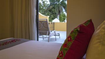 Habitación de hotel con cama, vistas al exterior y una silla.