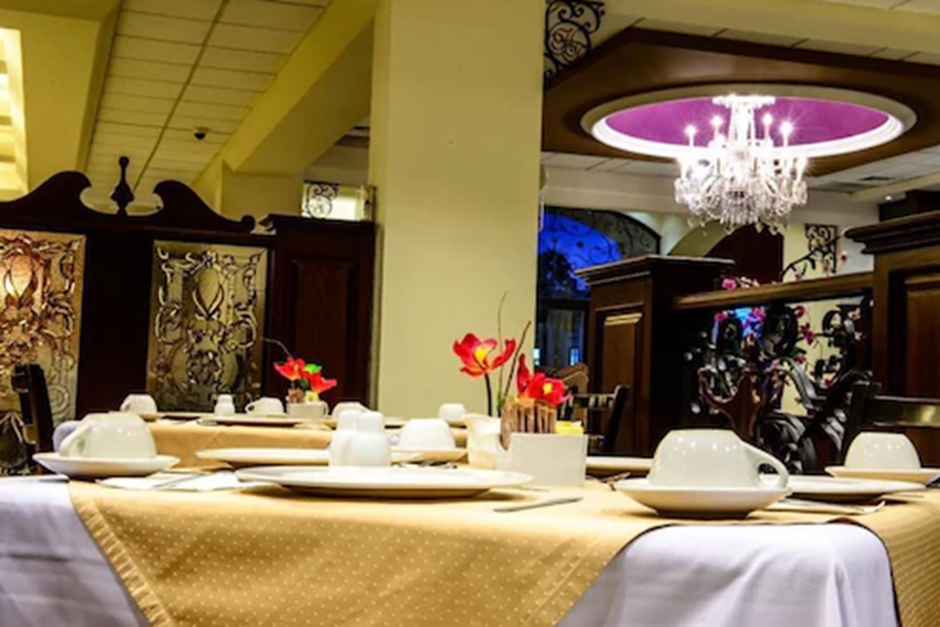 breakfast, lunch, dinner served; international cuisine