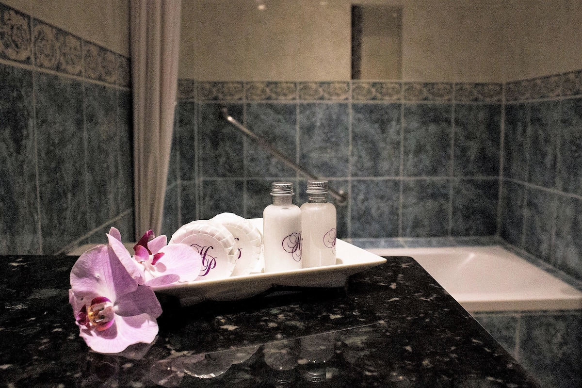 junior suite, 1 king bed | bathroom | hair dryer, towels, soap, shampoo