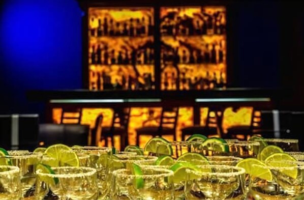 A bar area with multiple glasses of a beverage, likely a cocktail, garnished with lime slices. - Hotel Plaza Campeche (Campeche)