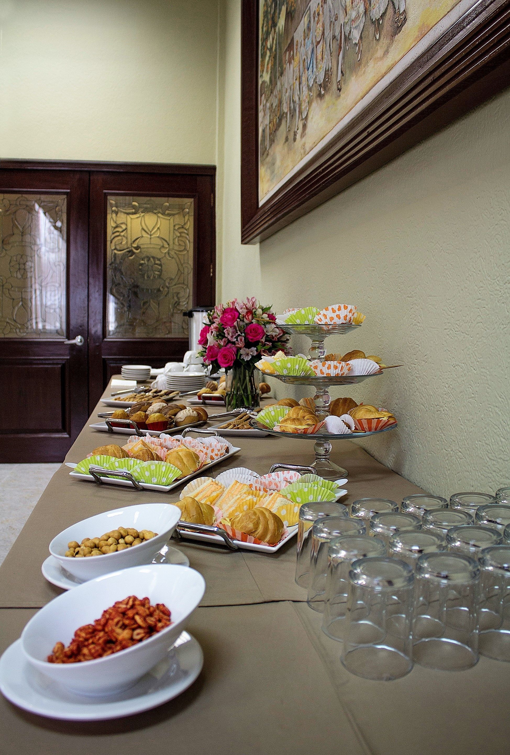 Une table de buffet avec divers plats et des verres vides.