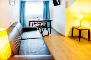 Appartement pour 5 personnes | Coin séjour | Télévision LCD de 82 cm avec chaînes par satellite, télévision