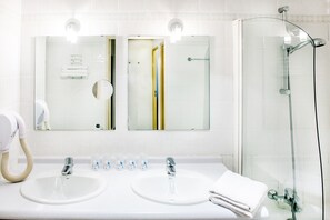 Een bad/douchecombinatie, een diep bad, gratis toiletartikelen