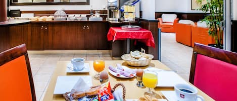 Kontinental frokost hver dag (EUR 9.5 per person)
