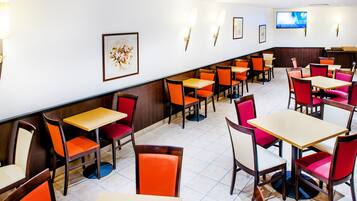Daily continental breakfast (EUR 9.5 per person)