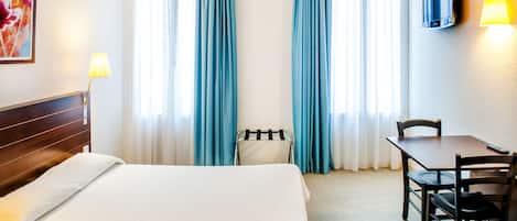 Bureau, rideaux occultants, fer et planche à repasser, Wi-Fi gratuit