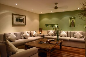 42-Zoll-LED-Fernseher mit Kabelempfang, Fernseher, DVD-Player