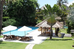 Puri Sienna Four Bedrooms Villa With Two Private Pool | Vista para o jardim