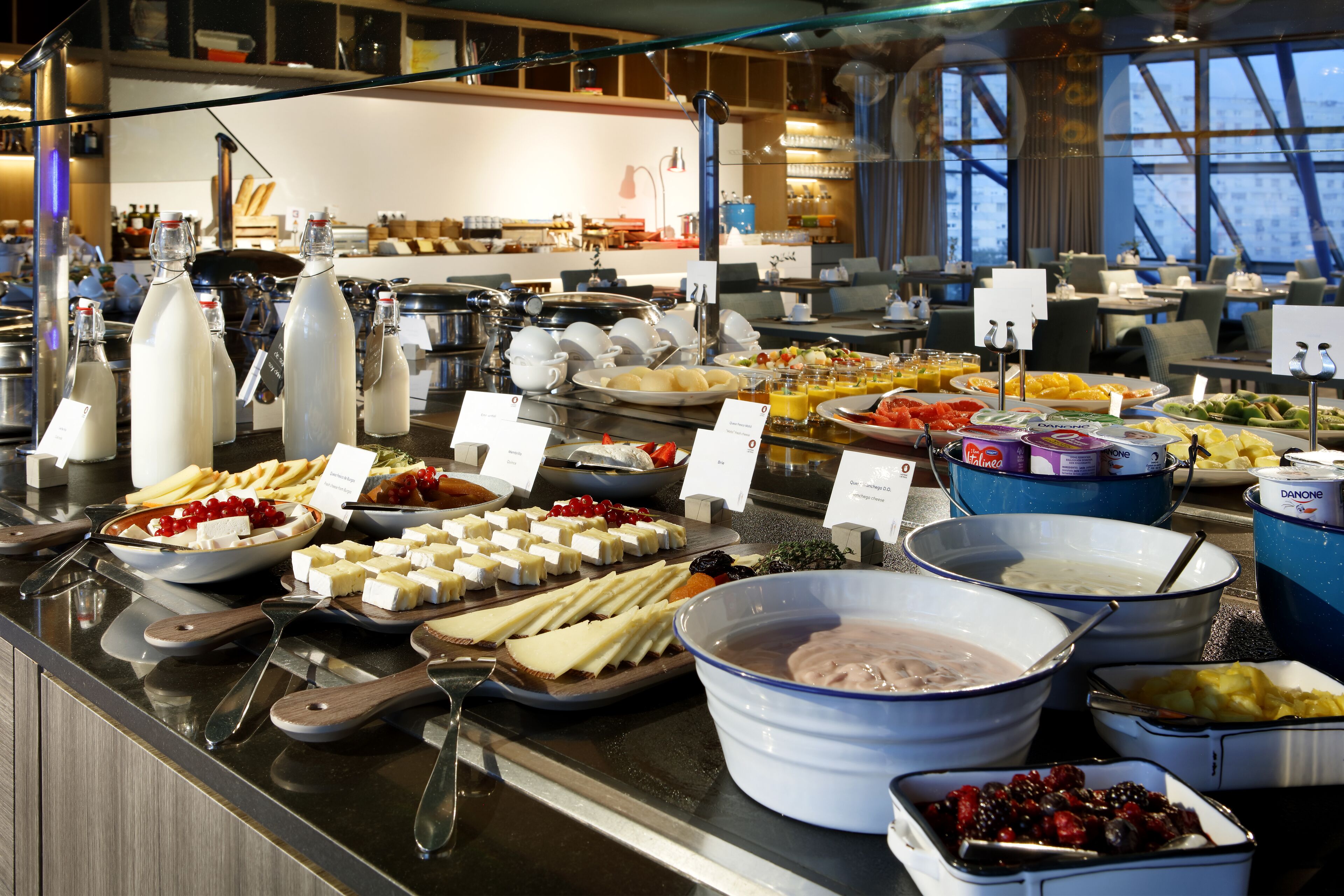 En buffet med forskellige retter og bestik.