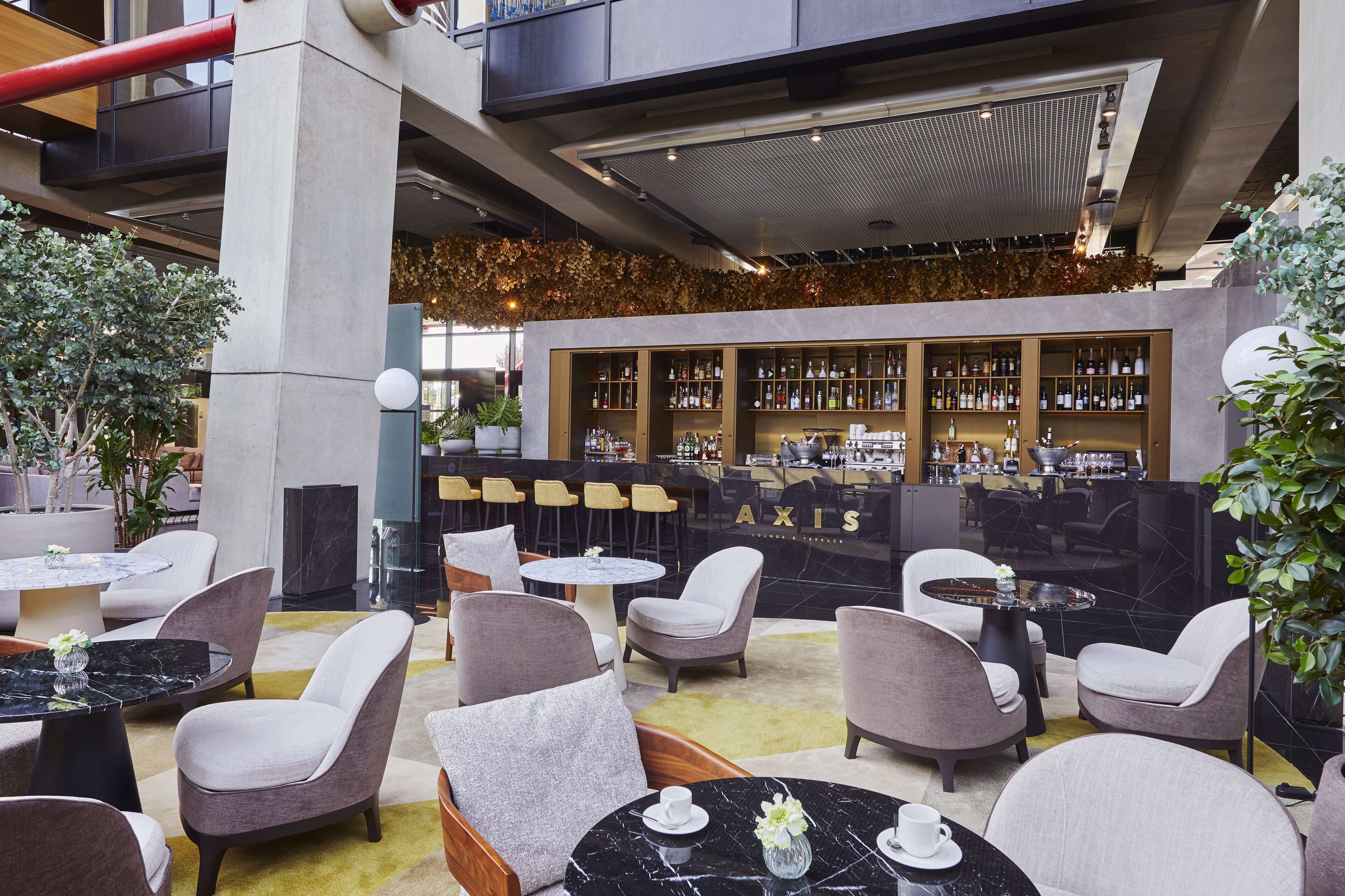 Een moderne bar met zitplaatsen en een bar.