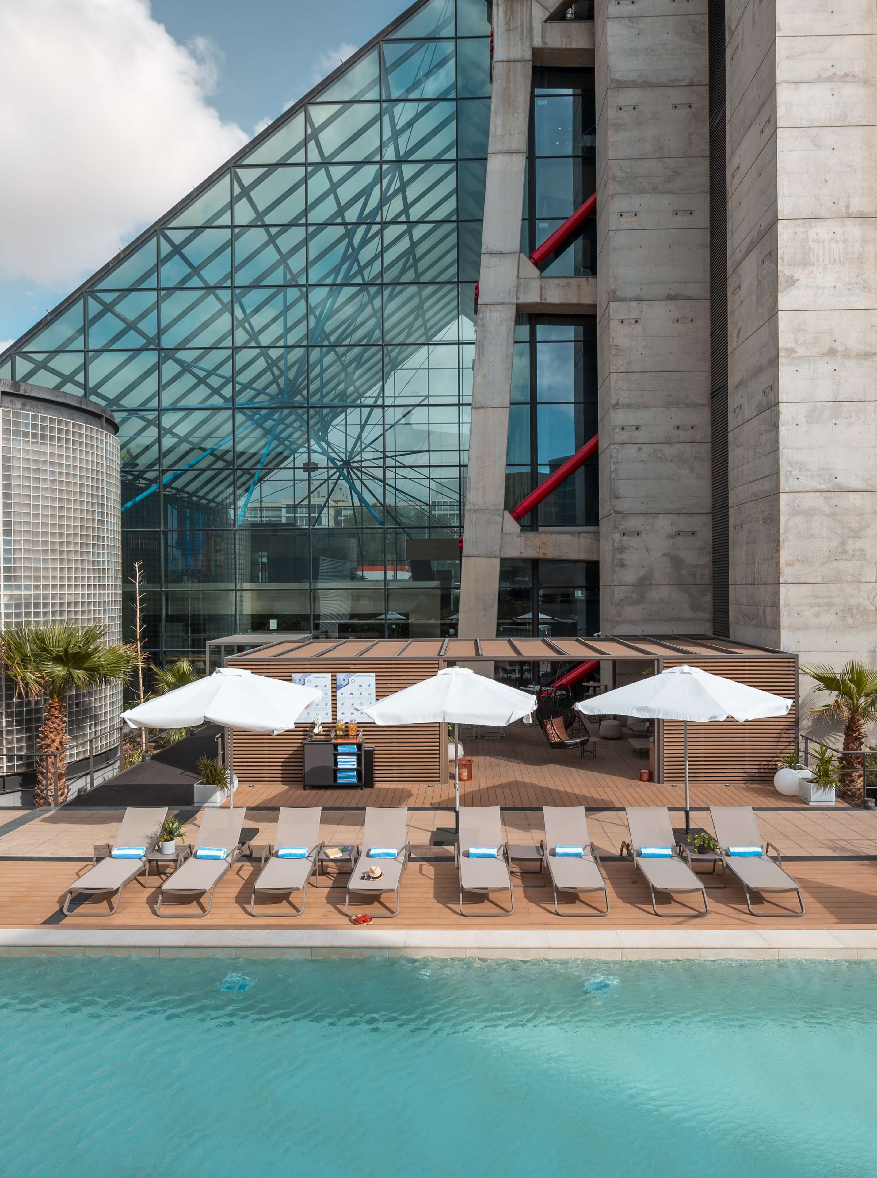 seasonal outdoor pool, pool loungers