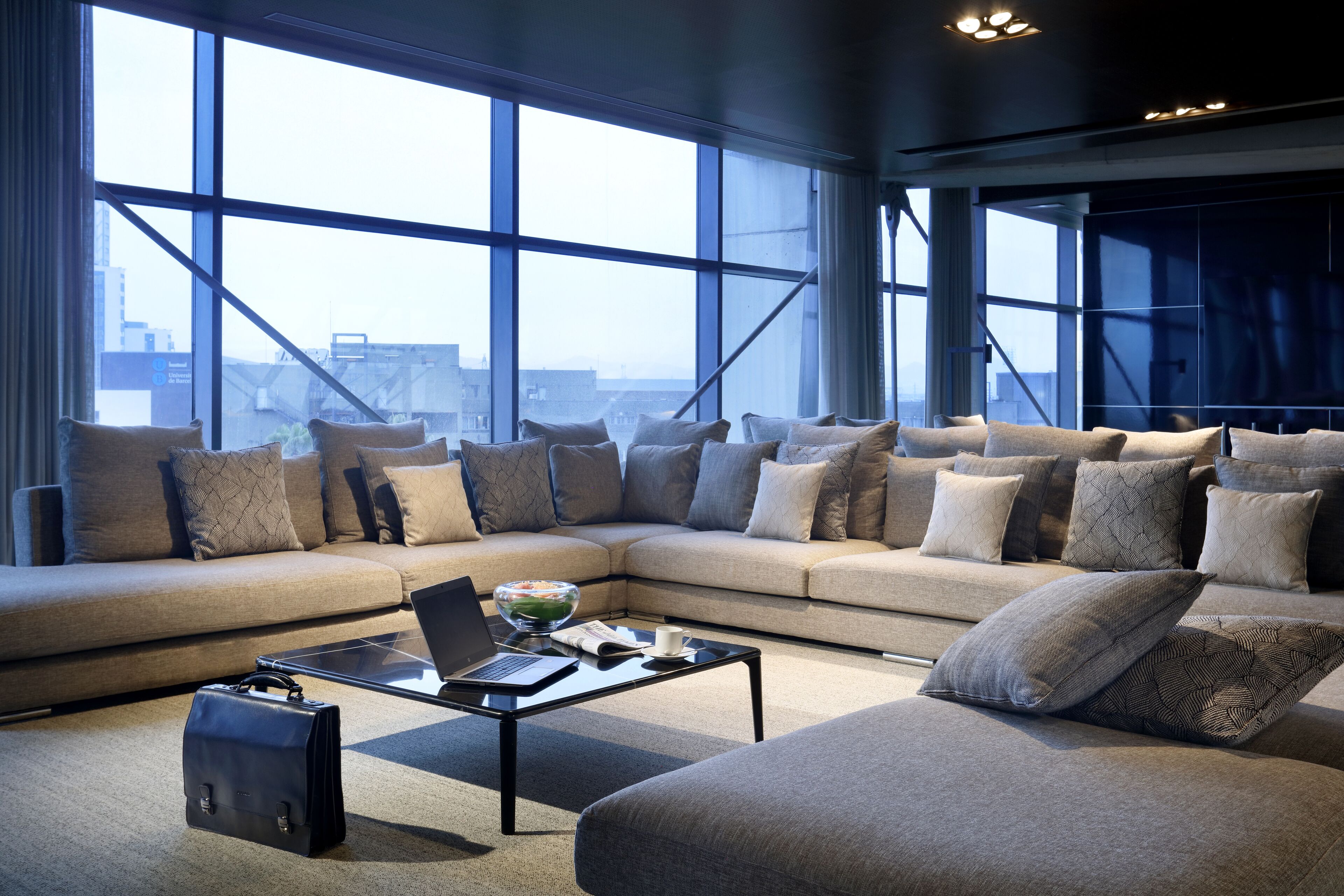 club room, 1 king bed | 1 bedroom, minibar, in-room safe, blackout curtains