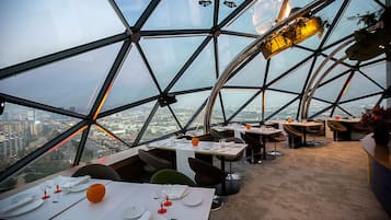 2 restaurants servant le déjeuner, spécialités Cuisine méditerranéenne