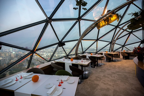 2 restaurants; lunch and dinner served