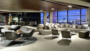 Un salon moderne avec un canapé d’angle, des fauteuils et une table basse.