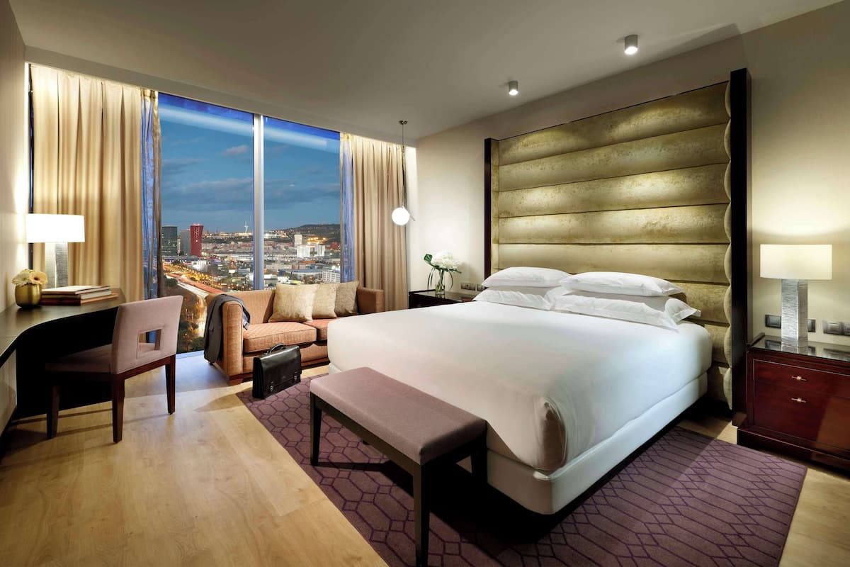 Deluxe Room, 1 King Bed, City View | Minibar, in-room safe, blackout curtains, soundproofing