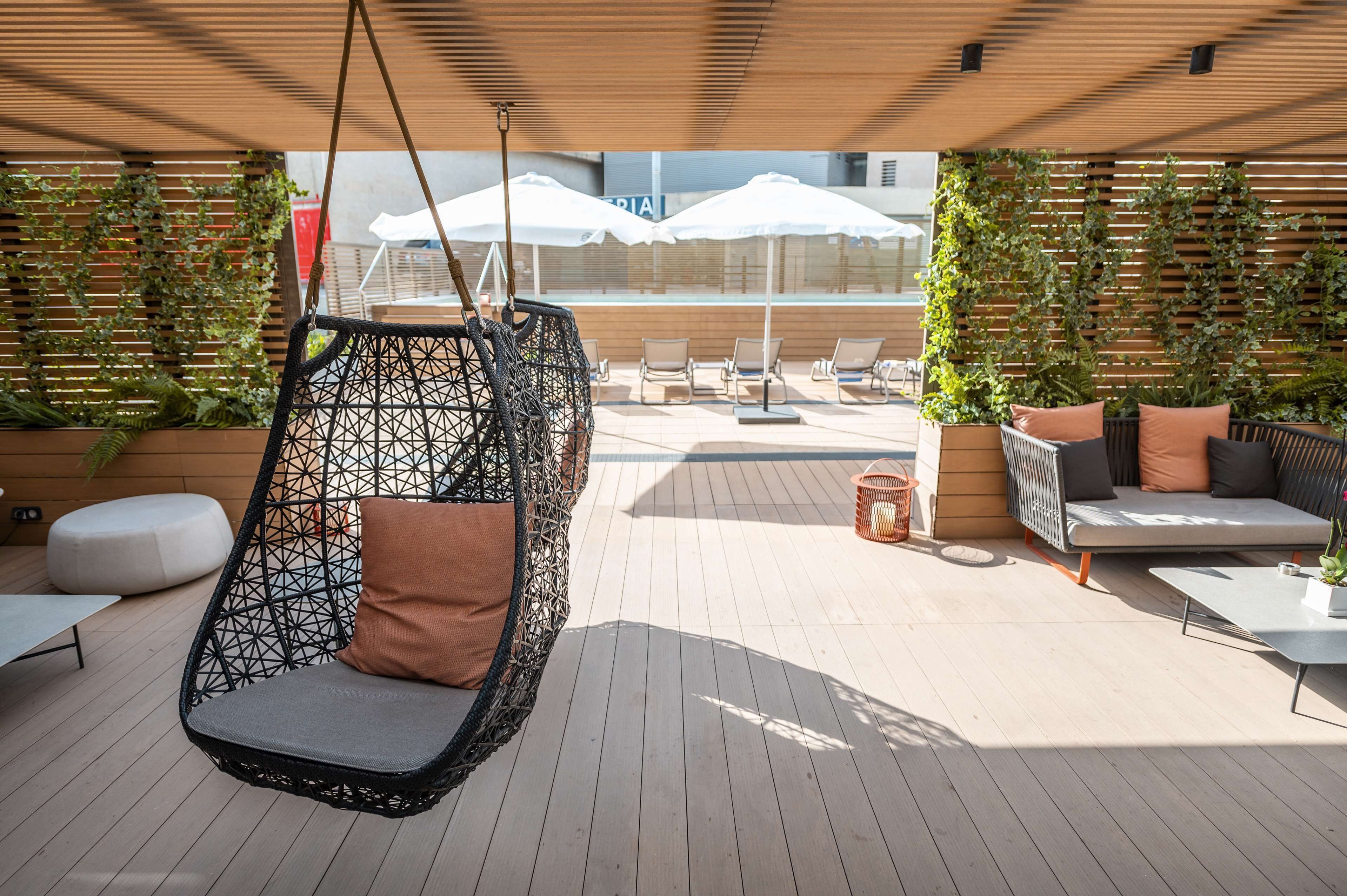 Piscine extérieure (ouverte en saison), chaises longues