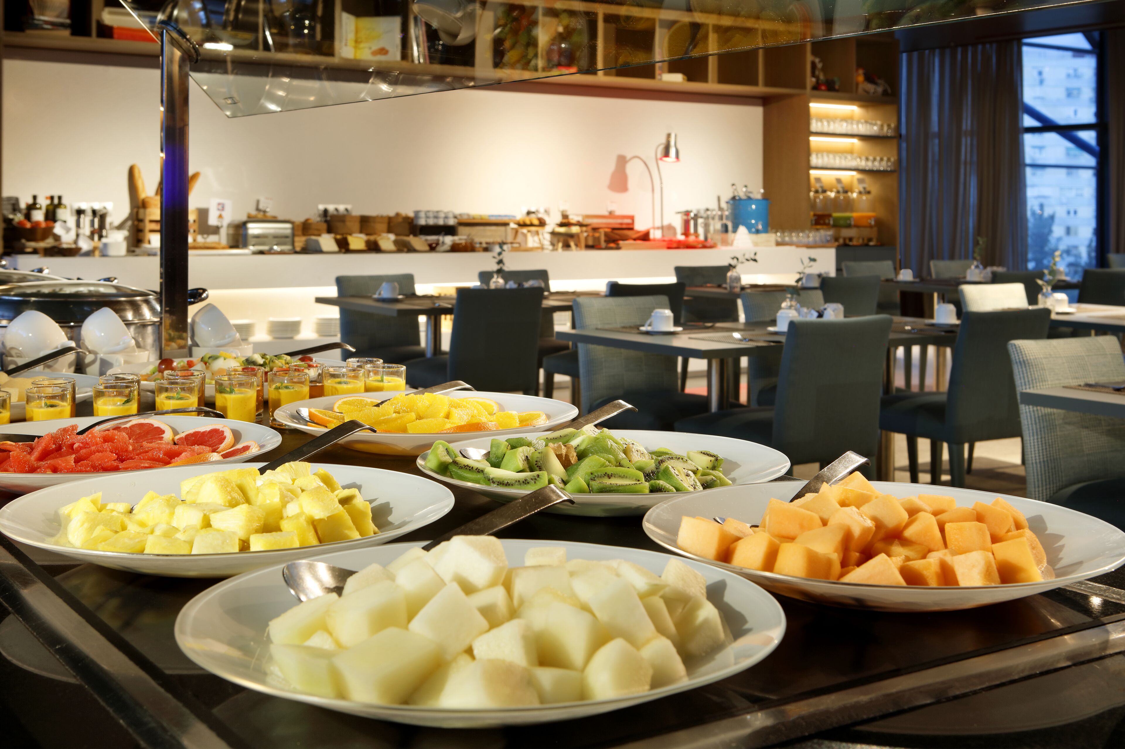 Un buffet proposant une variété de fruits et de boissons.