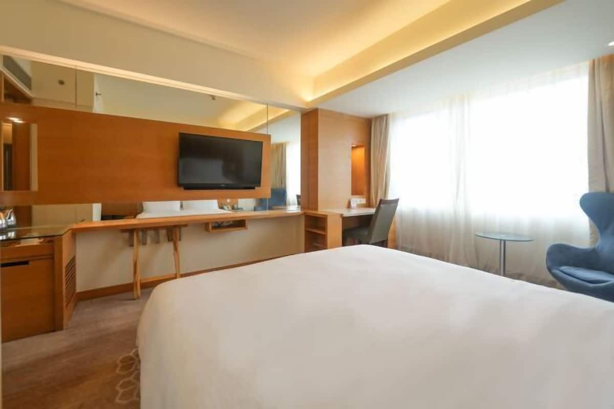 1 bedroom, in-room safe, desk, blackout drapes