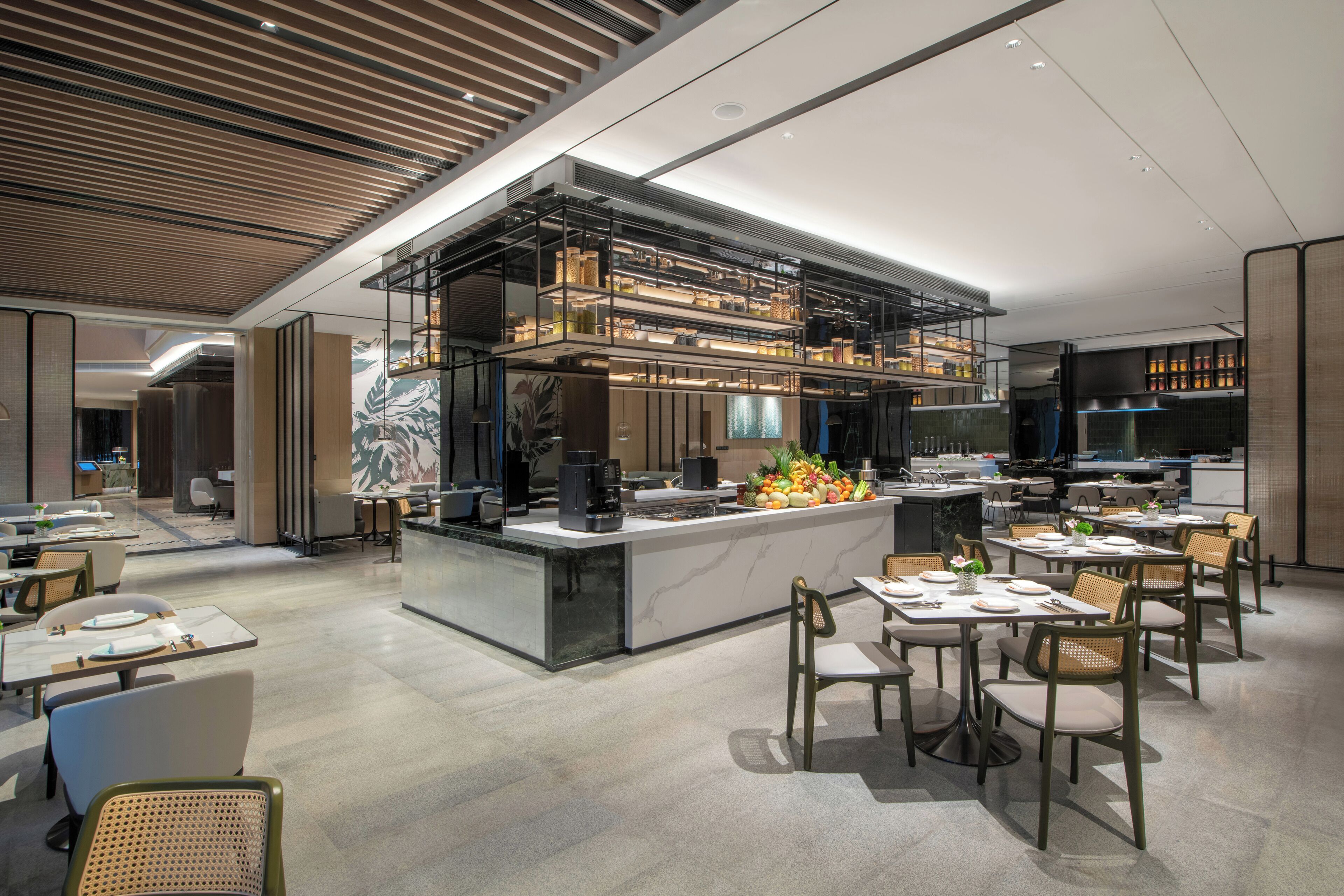 2 restaurants, breakfast served