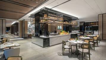 2 restaurants, breakfast served