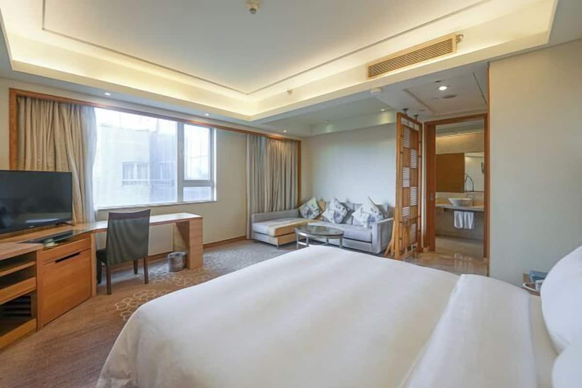 1 bedroom, in-room safe, desk, blackout drapes