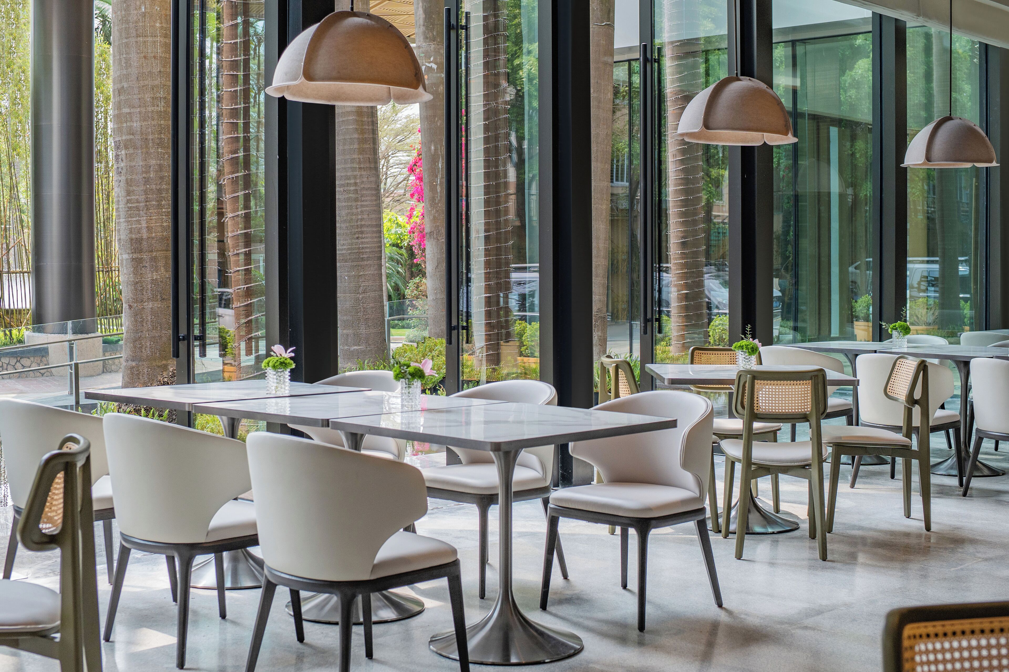 2 restaurants, breakfast served