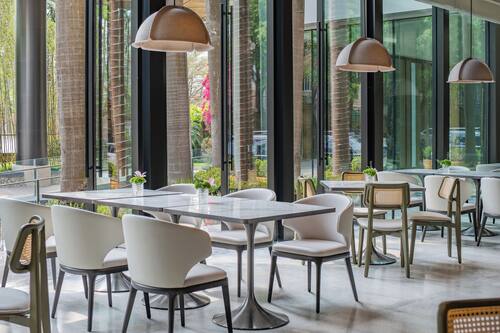 2 restaurants; breakfast, lunch and dinner served