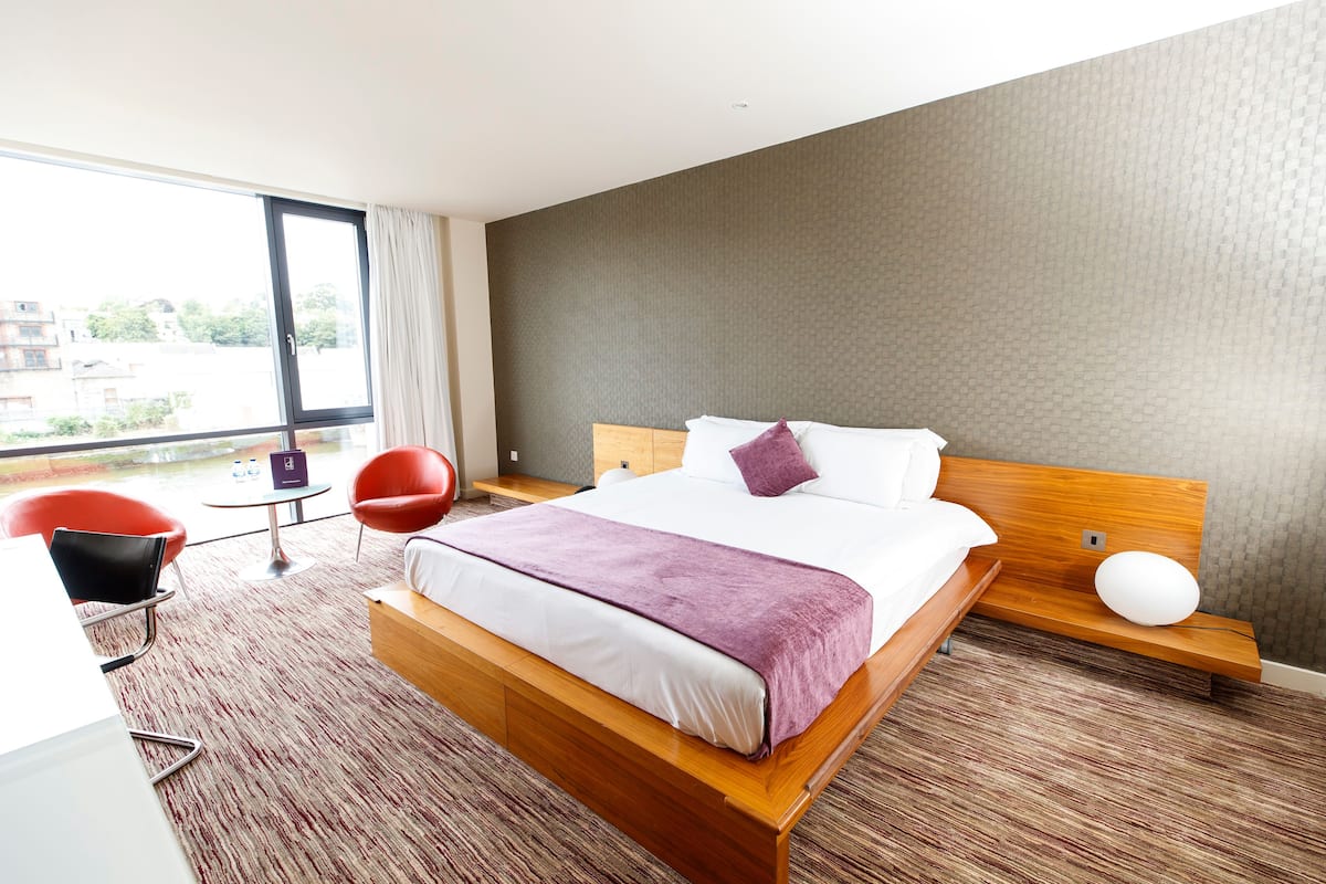 Standard Double Room, 1 Double Bed | 房內夾萬、書桌、熨斗/熨衫板、免費 Wi-Fi