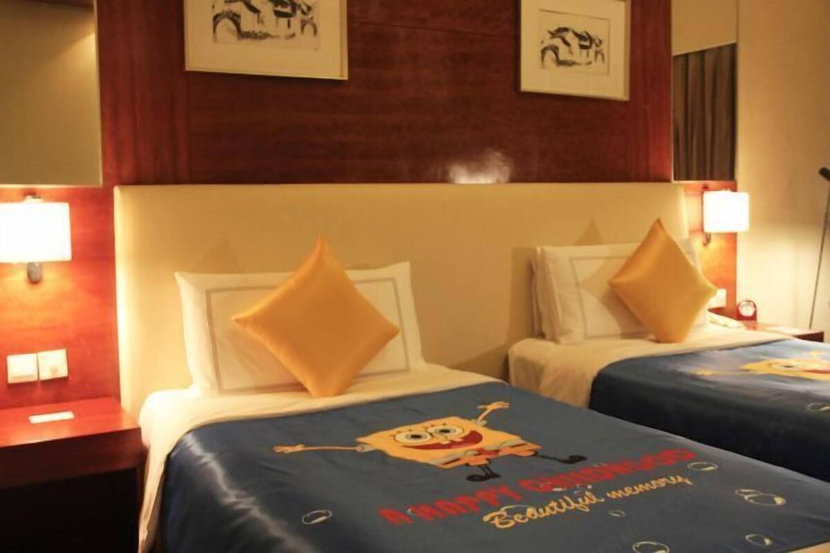 Premium bedding, down comforters, minibar, in-room safe