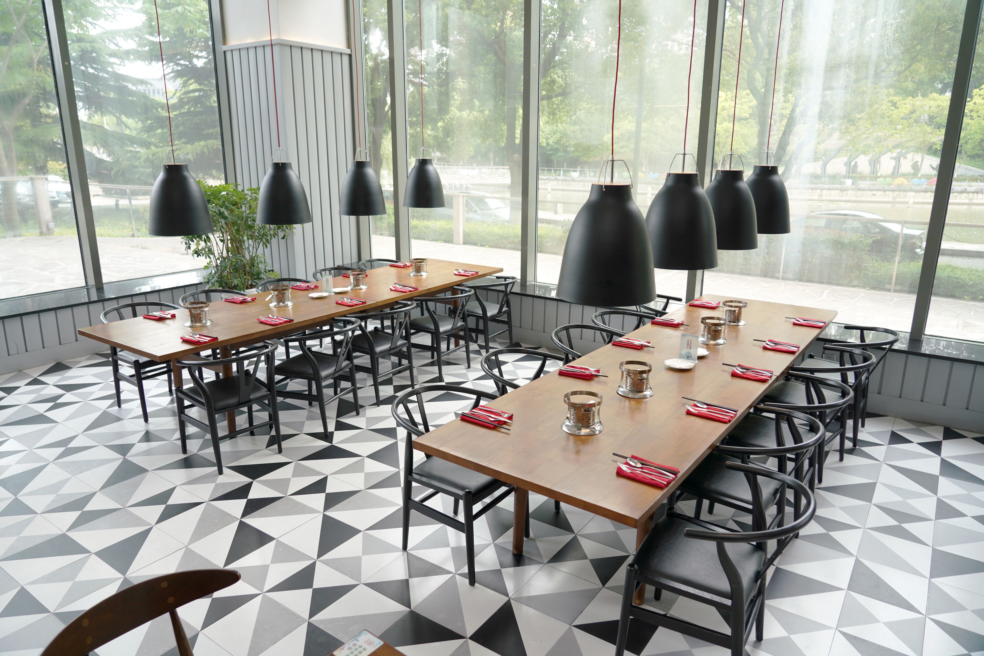 3 restaurants, lunch served