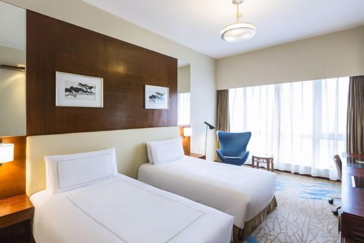 Premium bedding, down comforters, minibar, in-room safe
