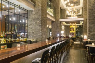 3 restaurants, lunch served