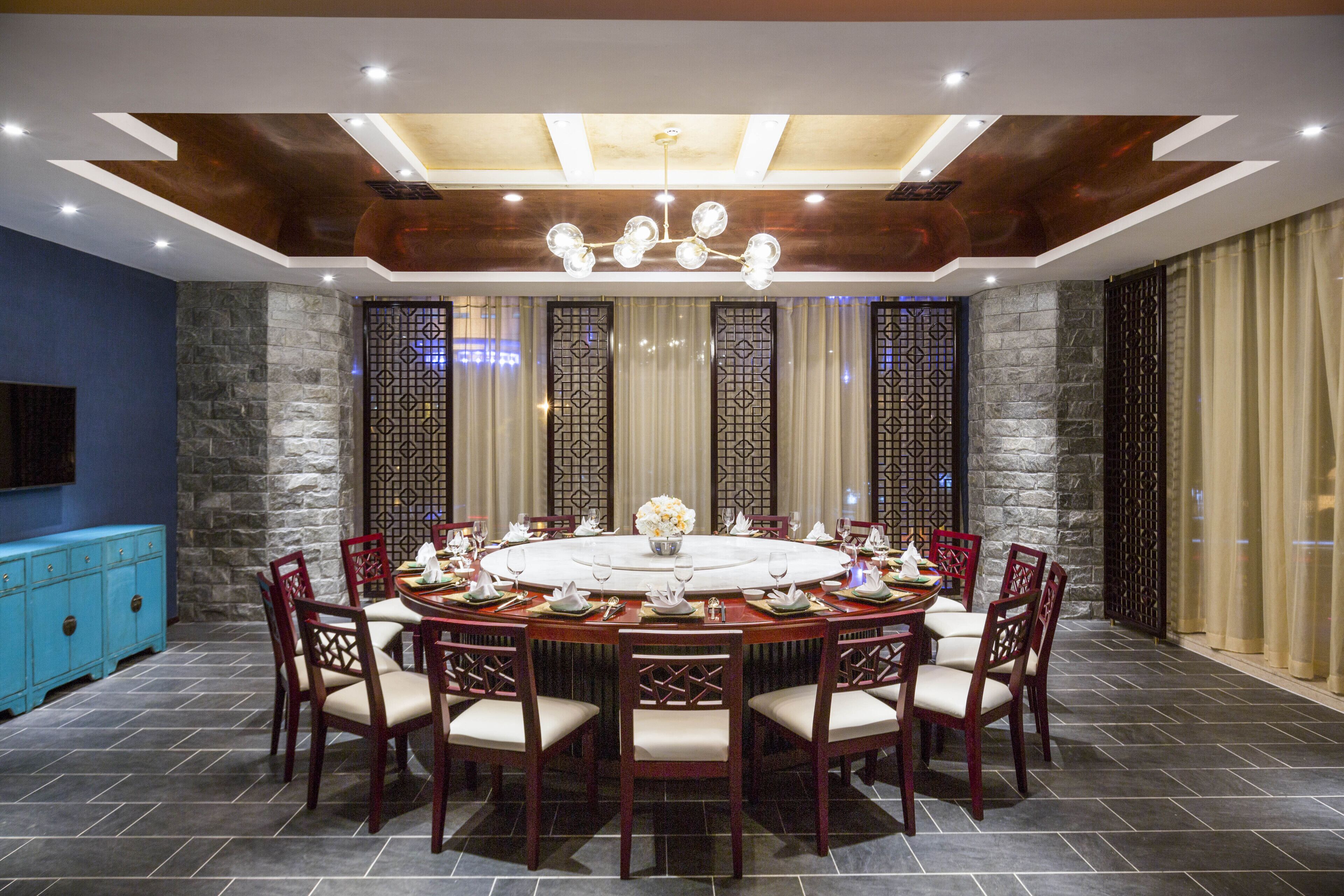 3 restaurants, lunch served