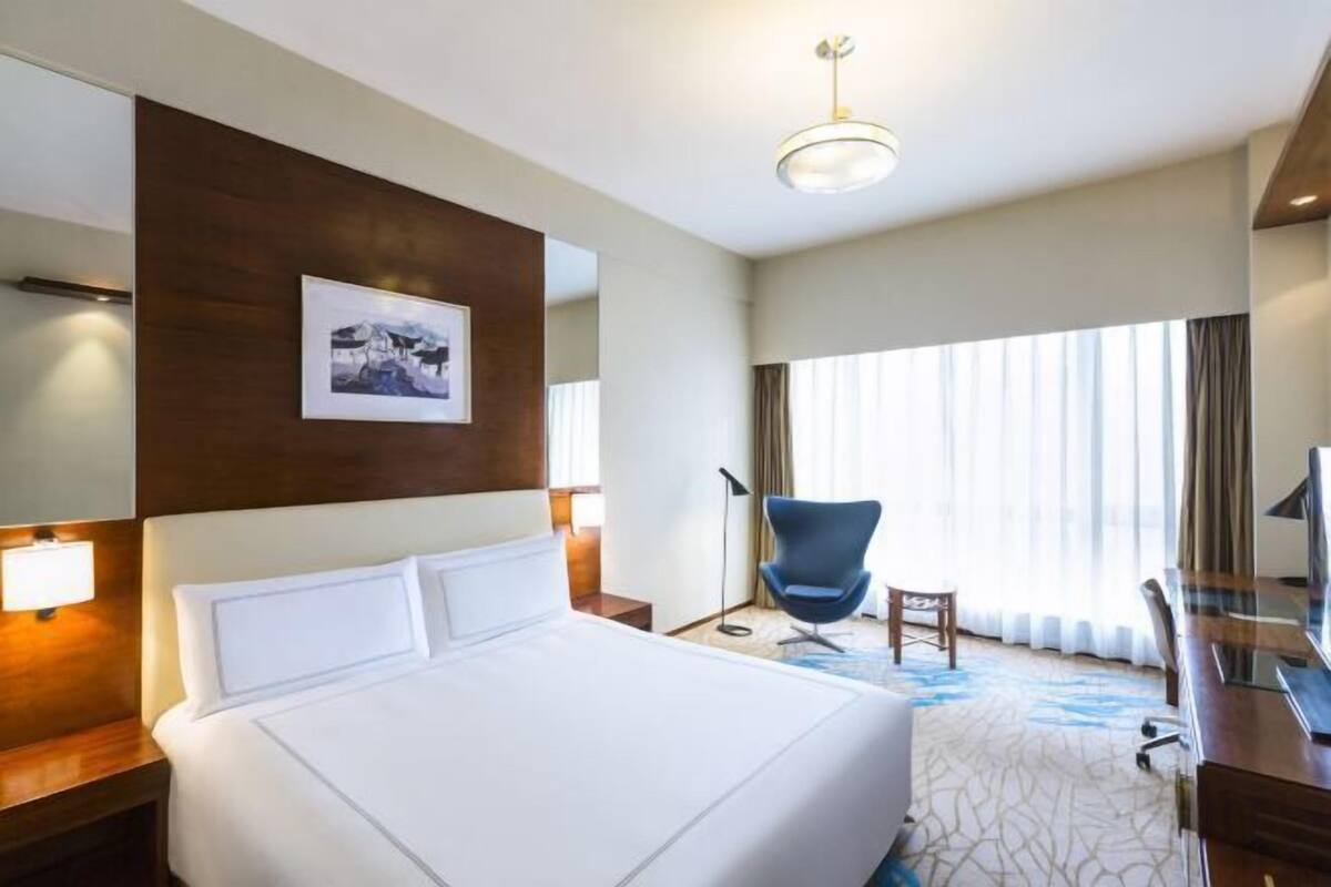Premium bedding, down comforters, minibar, in-room safe