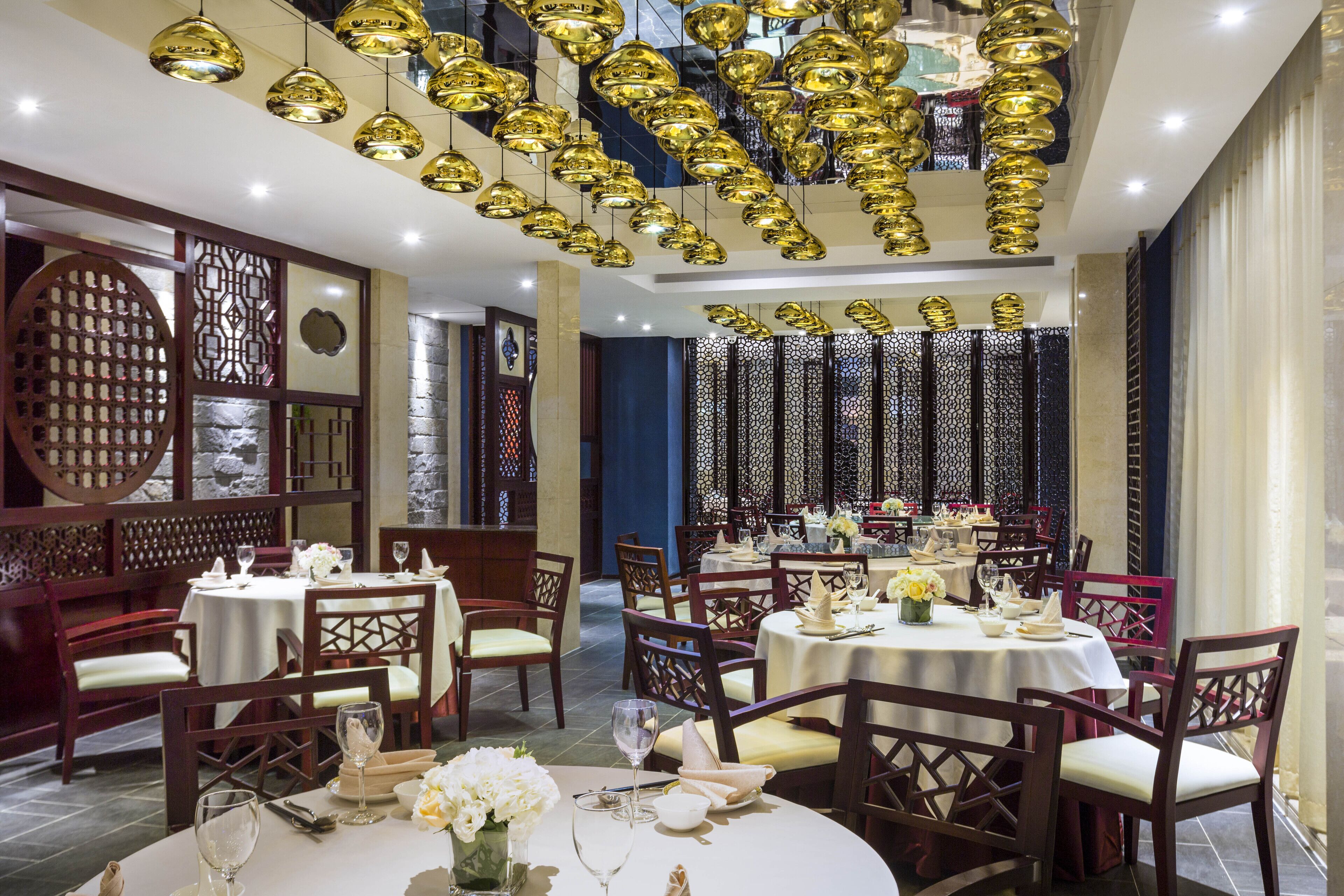 3 restaurants, lunch served