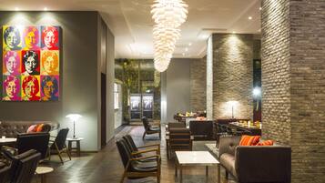 3 restaurants, lunch served