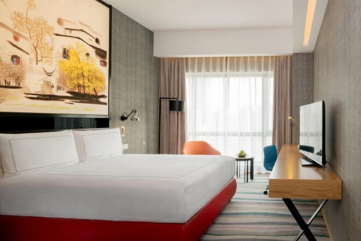 Premium bedding, down comforters, minibar, in-room safe