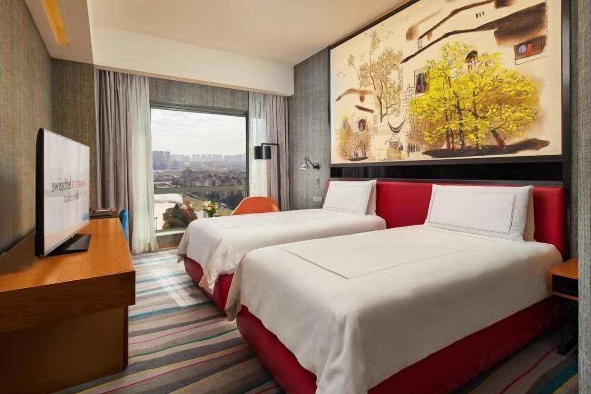 Premium bedding, down comforters, minibar, in-room safe