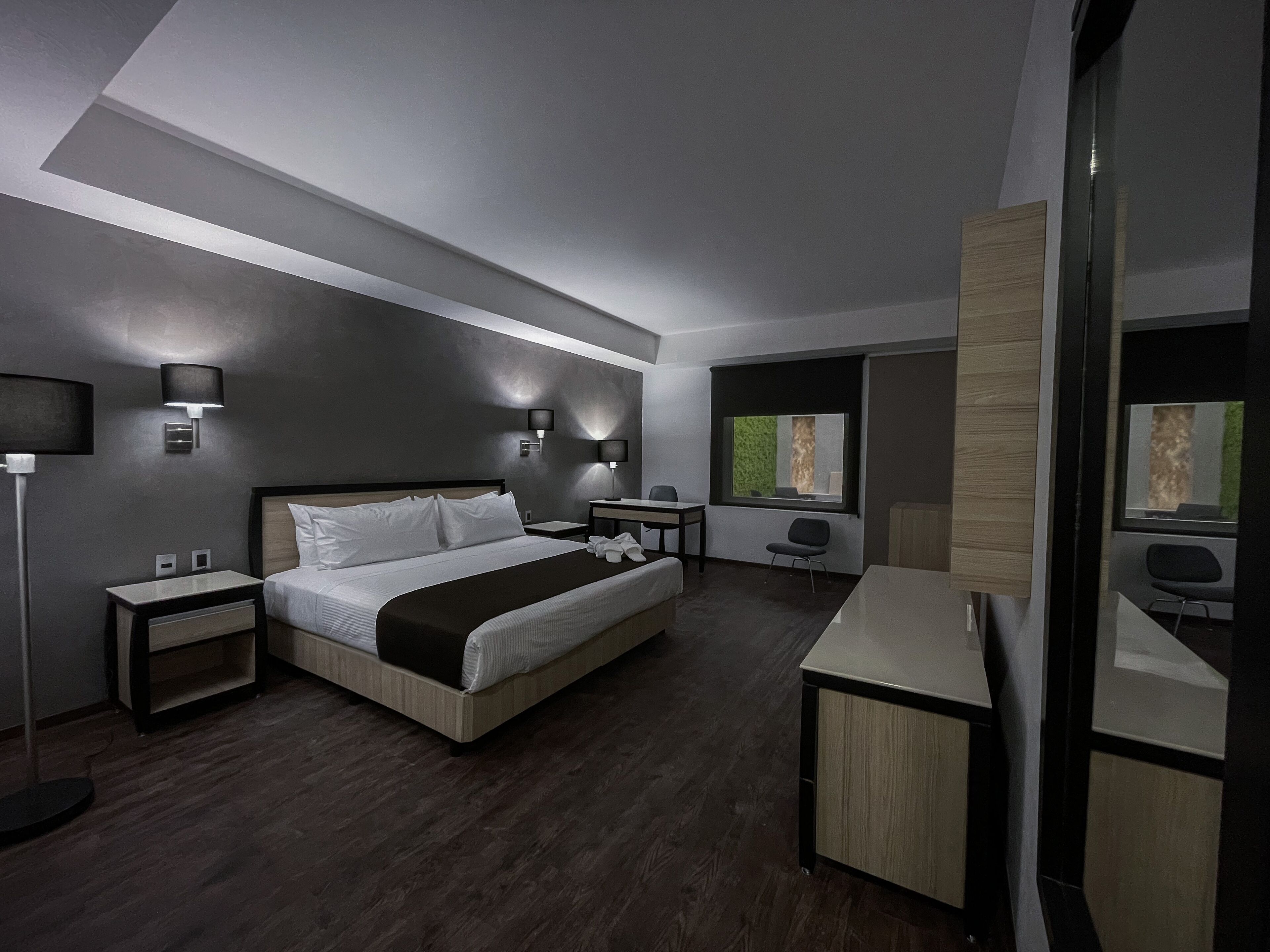 habitacion junior suite con jacuzzi | premium bedding, in-room safe, desk, laptop workspace