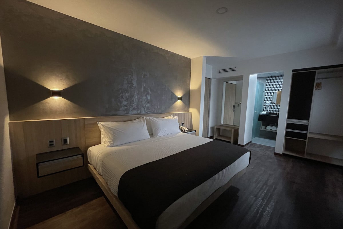 Premium bedding, in-room safe, desk, laptop workspace