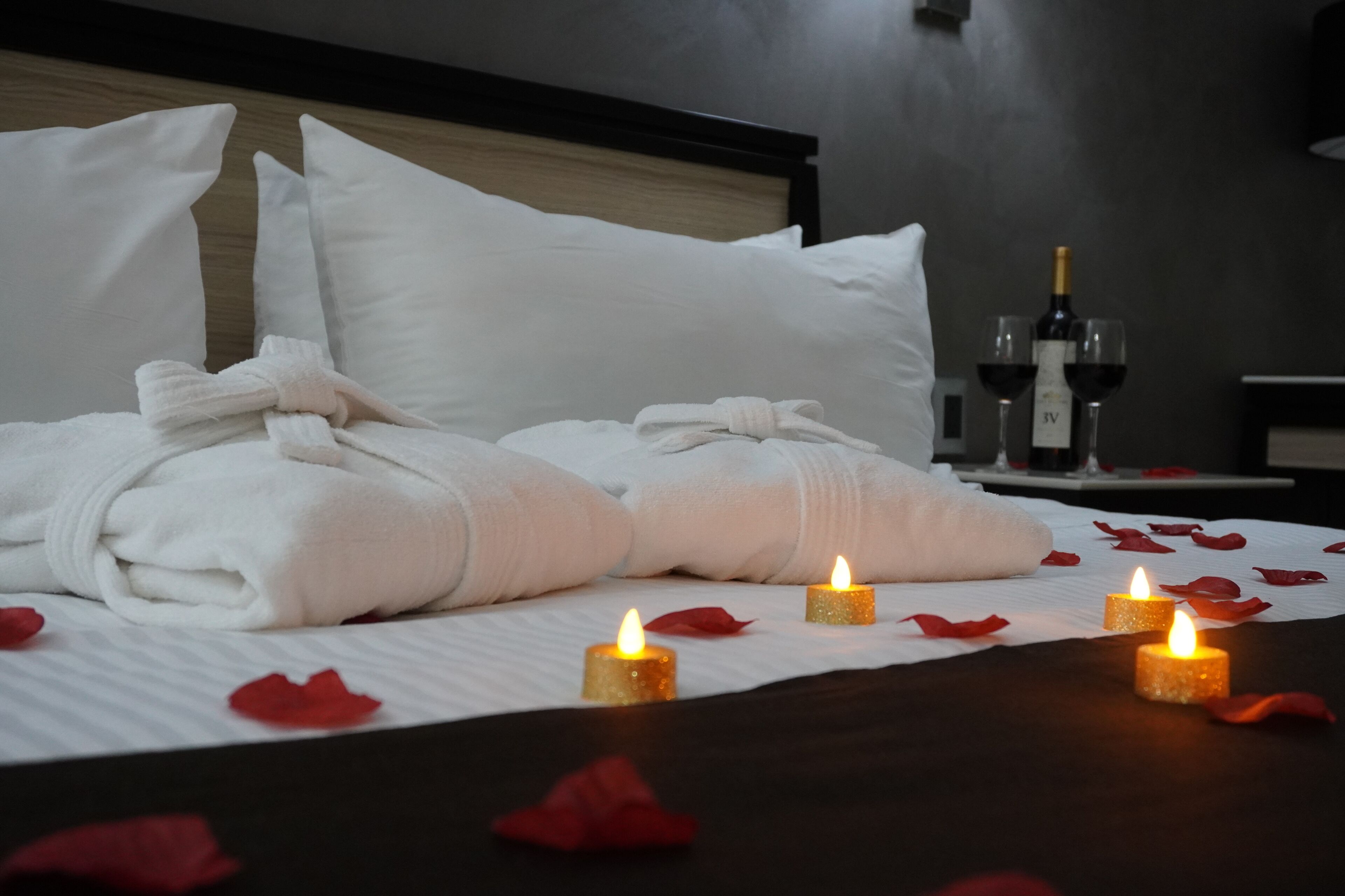 premium bedding, in-room safe, desk, laptop workspace