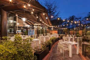 8 restaurants, breakfast, lunch, dinner served; Spanish cuisine