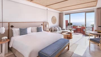 Citadel Two Bedroom Family Room Resort view | Luxe beddengoed, een minibar, een kluis op de kamer, een bureau