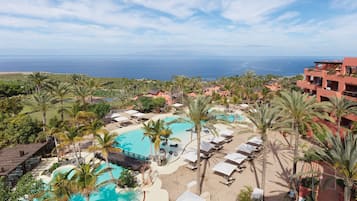 7 outdoor pools, pool umbrellas, sun loungers