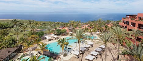 7 piscines extérieures, parasols, chaises longues