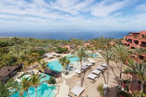 7 piscinas al aire libre, sombrillas, tumbonas
