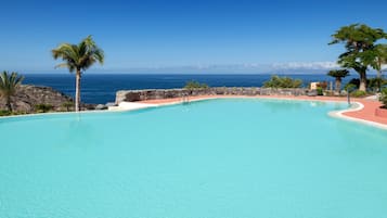 7 outdoor pools, pool umbrellas, sun loungers