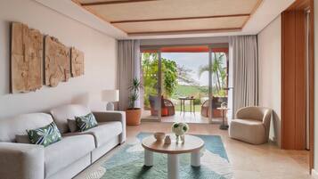Uma sala de estar moderna com sofá, poltronas, mesa de centro e obras de arte na parede.