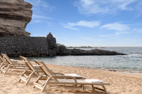 På stranden, gratis transport till/från stranden och solstolar
